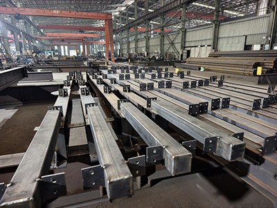 Fabrication de structures en acier dans l'atelier de CBC aujourd'hui